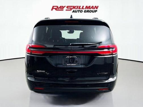 Brilliant Black Crystal Pearlcoat 2024 Chrysler Pacifica Limited