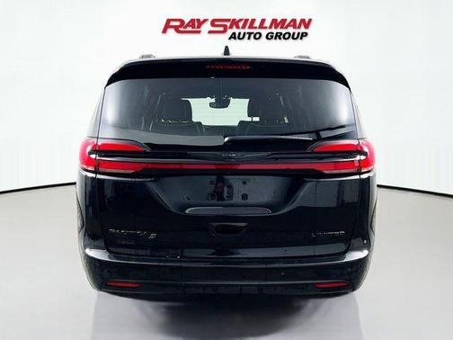 Brilliant Black Crystal Pearlcoat 2024 Chrysler Pacifica Limited