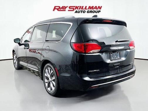 Brilliant Black Crystal Pearlcoat 2020 Chrysler Pacifica Limited