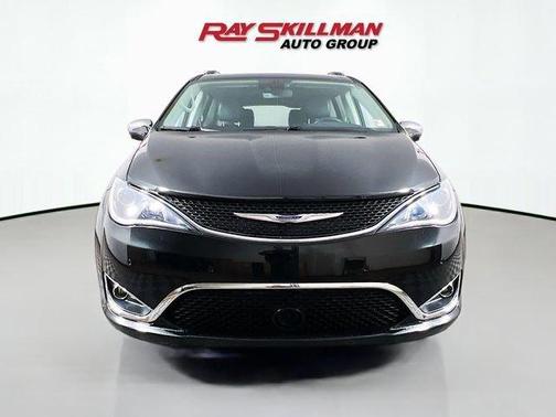 Brilliant Black Crystal Pearlcoat 2020 Chrysler Pacifica Limited