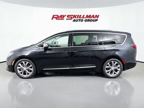 Brilliant Black Crystal Pearlcoat 2020 Chrysler Pacifica Limited