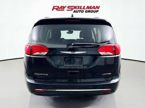 Brilliant Black Crystal Pearlcoat 2020 Chrysler Pacifica Limited