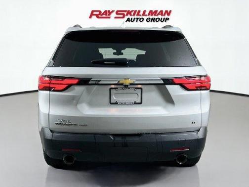 Silver Ice Metallic 2022 Chevrolet Traverse LT Cloth