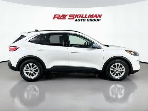 Star White 2022 Ford Escape SE