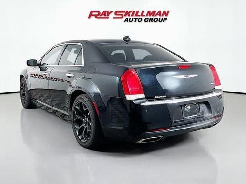 Gloss Black 2019 Chrysler 300 Limited