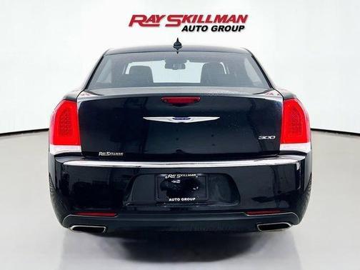 Gloss Black 2019 Chrysler 300 Limited