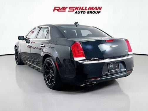 Gloss Black 2019 Chrysler 300 Limited