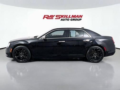 Gloss Black 2019 Chrysler 300 Limited