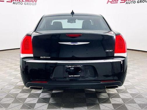 Gloss Black 2019 Chrysler 300 Limited