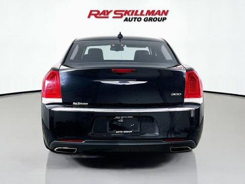 Gloss Black 2019 Chrysler 300 Limited