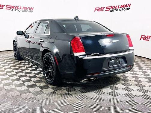 Gloss Black 2019 Chrysler 300 Limited