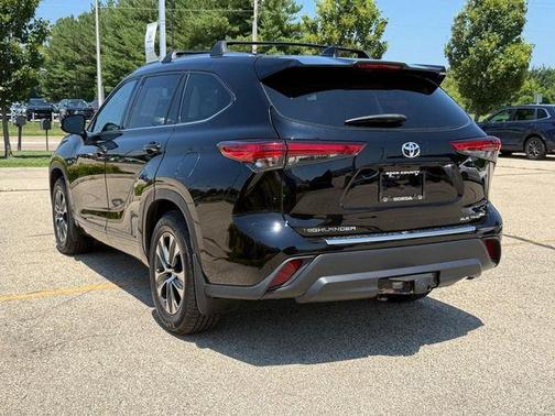 Midnight Black Metallic 2020 Toyota Highlander XLE