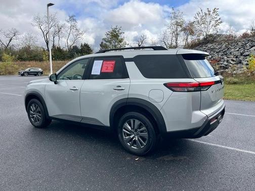 2024 Nissan Pathfinder SV