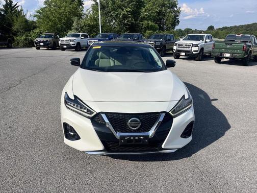 White 2022 Nissan Maxima Platinum
