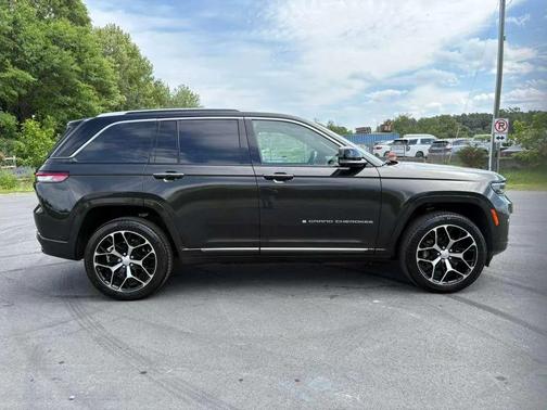 Diamond Black Crystal Pearlcoat 2023 Jeep Grand Cherokee 4xe Summit Reserve