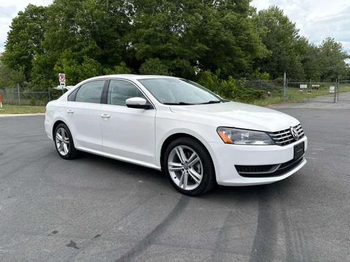 Candy White 2015 Volkswagen Passat 2.0L TDI DSG SE w/Sunroof