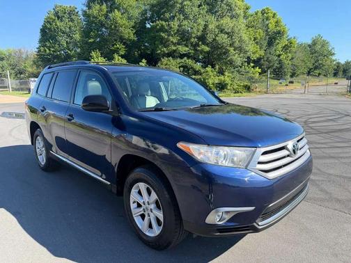 Blue 2013 Toyota Highlander SE