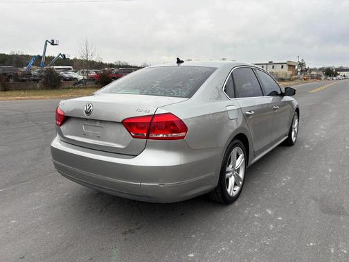 2013 Volkswagen Passat 2.0 TDI SE w/ Sunroof