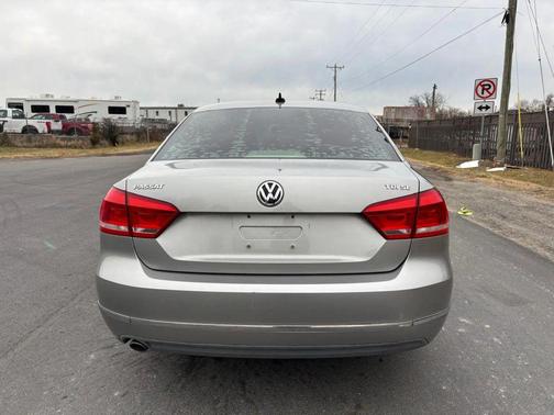 2013 Volkswagen Passat 2.0 TDI SE w/ Sunroof