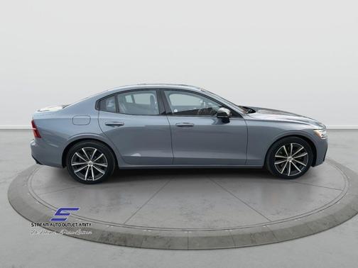2022 Volvo S60 T5 Momentum