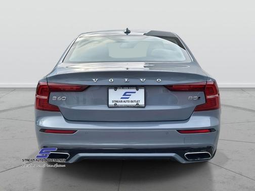 2022 Volvo S60 T5 Momentum