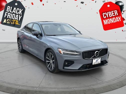 2022 Volvo S60 T5 Momentum