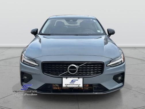 2022 Volvo S60 T5 Momentum