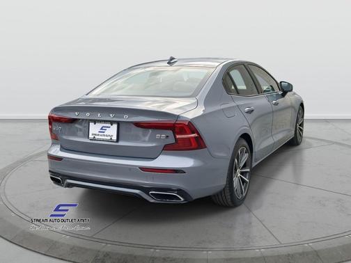 2022 Volvo S60 T5 Momentum