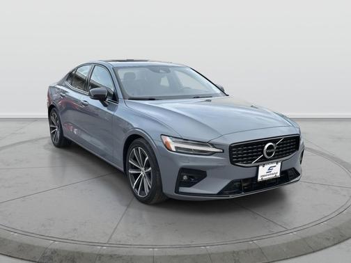 2022 Volvo S60 T5 Momentum