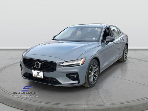 2022 Volvo S60 T5 Momentum