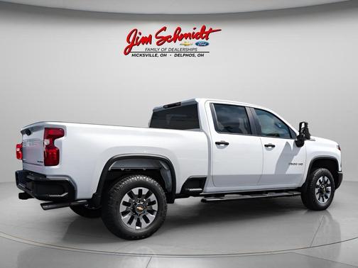 Summit White 2026 Chevrolet Silverado 2500 Custom
