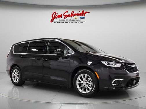 Diamond Black 2026 Chrysler Pacifica Limited