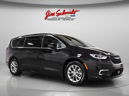 Diamond Black 2026 Chrysler Pacifica Limited