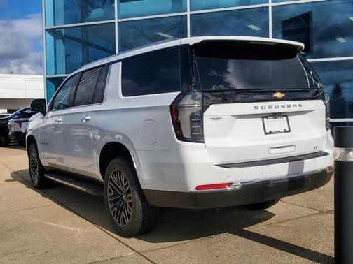 2025 Chevrolet Suburban LT