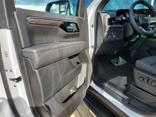 2025 Chevrolet Suburban LT