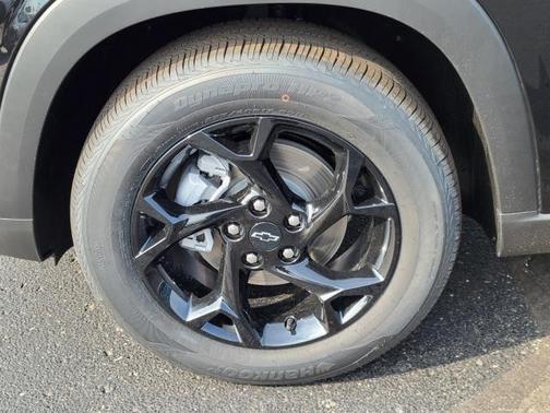 Mosaic Black Metallic 2026 Chevrolet Trax LT