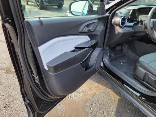 Mosaic Black Metallic 2026 Chevrolet Trax LT