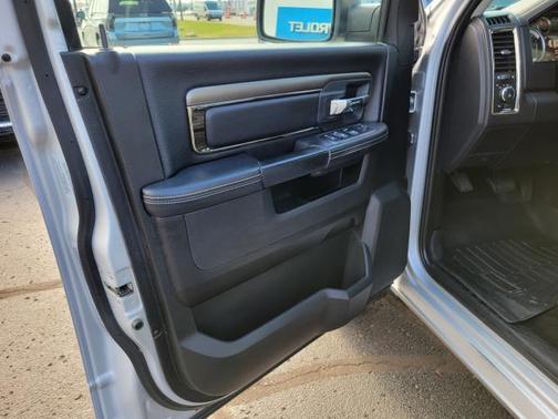 Bright Silver Metallic Clearcoat 2017 RAM 1500 Night Crew Cab 4x4 5'7' Box