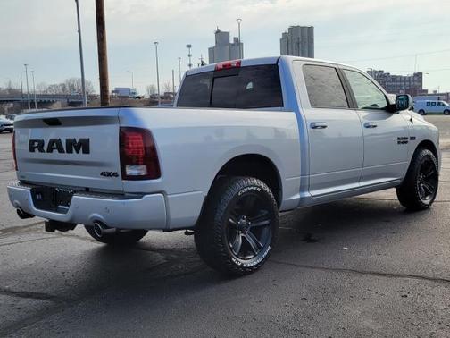 Bright Silver Metallic Clearcoat 2017 RAM 1500 Night Crew Cab 4x4 5'7' Box