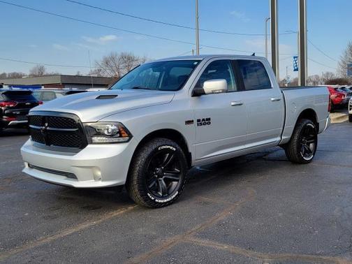 Bright Silver Metallic Clearcoat 2017 RAM 1500 Night Crew Cab 4x4 5'7' Box