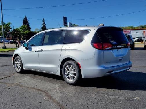 Silver Mist Clearcoat 2023 Chrysler Voyager LX