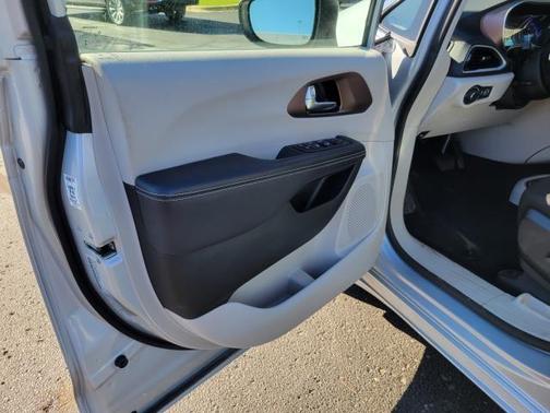 Silver Mist Clearcoat 2023 Chrysler Voyager LX