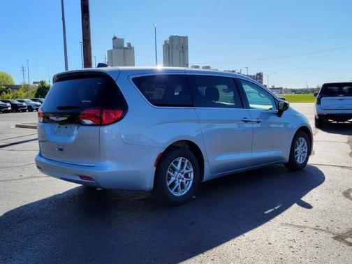 Silver Mist Clearcoat 2023 Chrysler Voyager LX