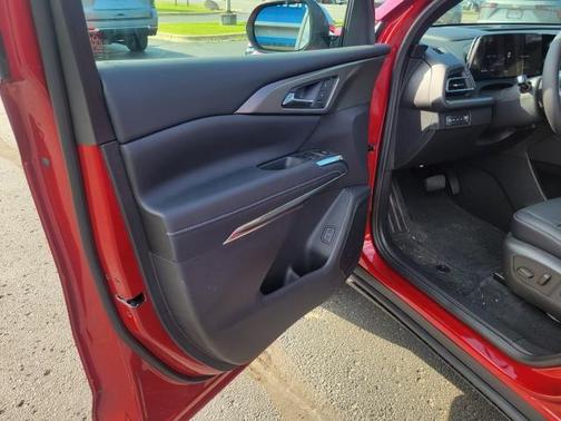 Radiant Red Tintcoat 2026 Chevrolet Traverse LT