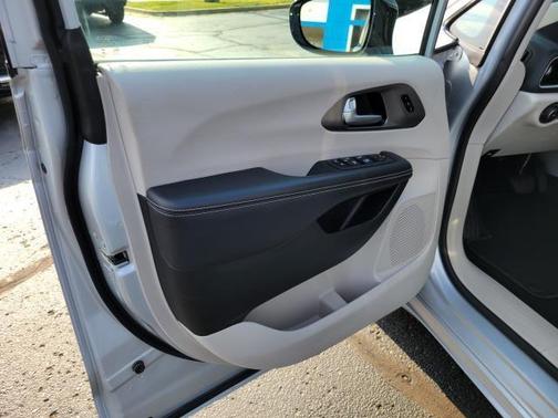 Silver Mist Clearcoat 2024 Chrysler Pacifica Touring L