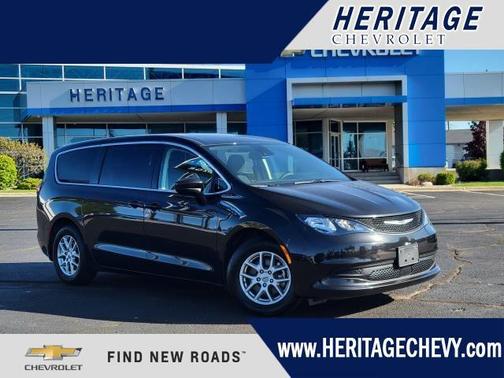 Brilliant Black Crystal Pearlcoat 2023 Chrysler Voyager LX