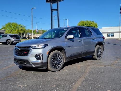 Sterling Gray Metallic 2023 Chevrolet Traverse RS