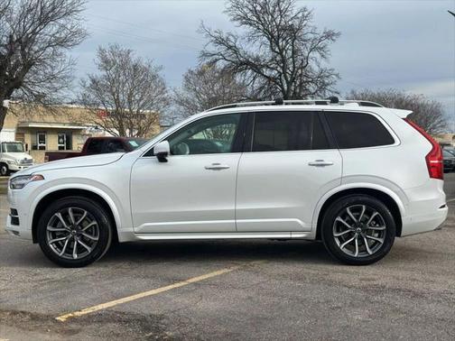 2017 Volvo XC90 T6 Momentum