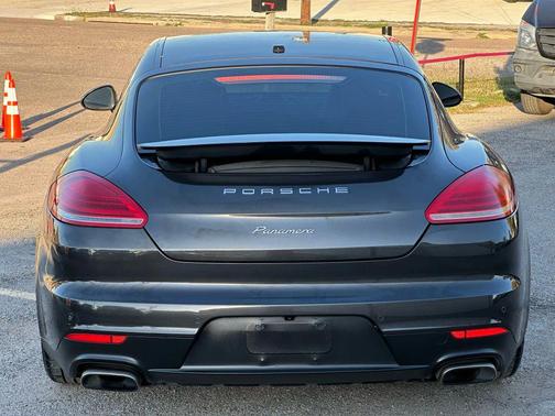 2016 Porsche Panamera 4 Edition