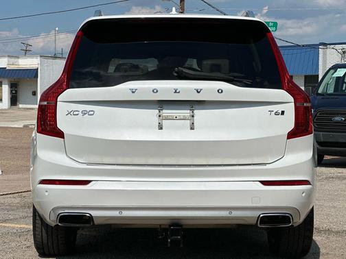 2016 Volvo XC90 T6 Momentum